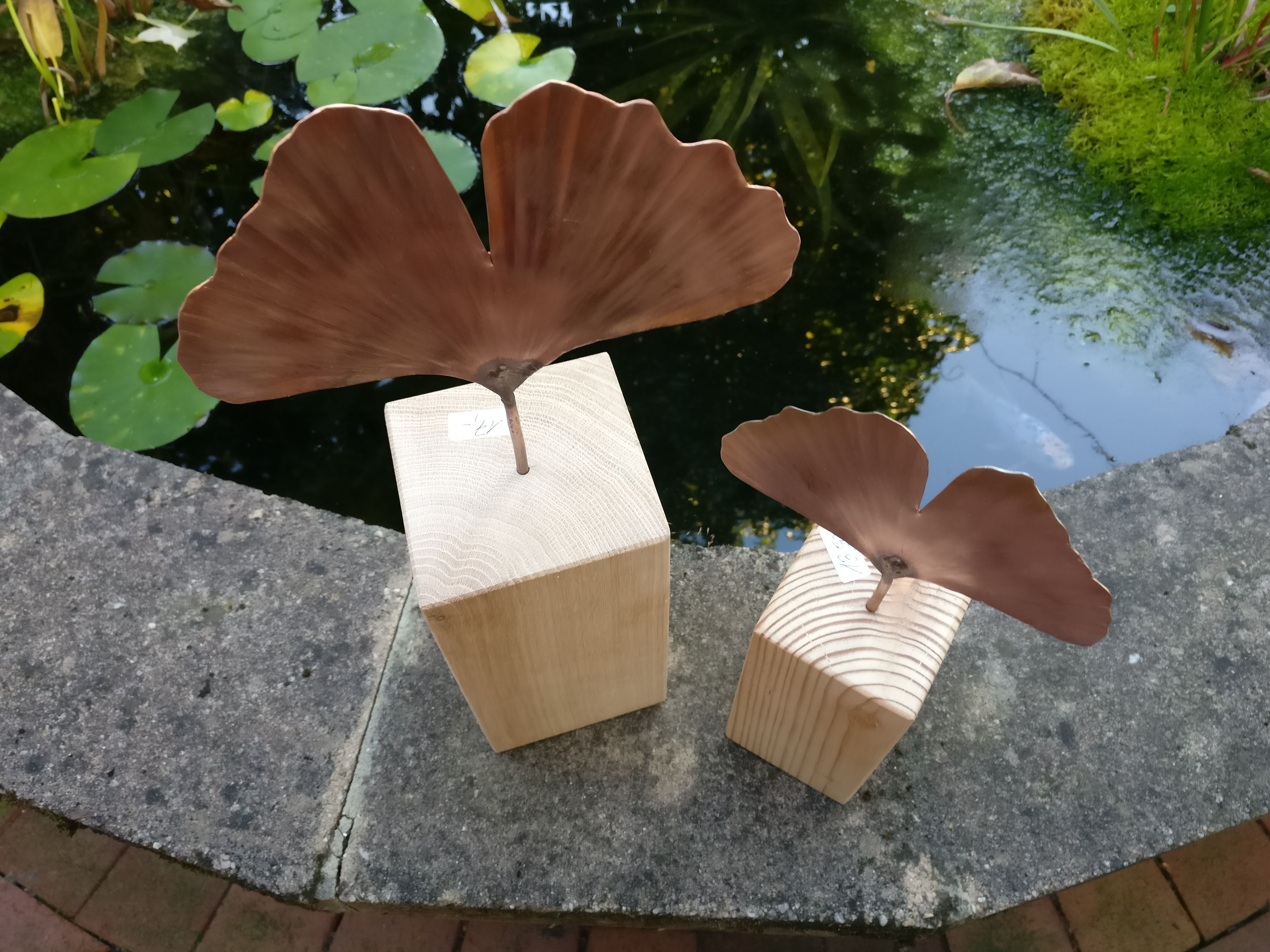 Gingoblätter auf Holzsäule